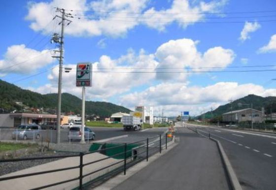 コンビニ　セブンイレブン広島上根バイパス店（コンビニ）まで900m