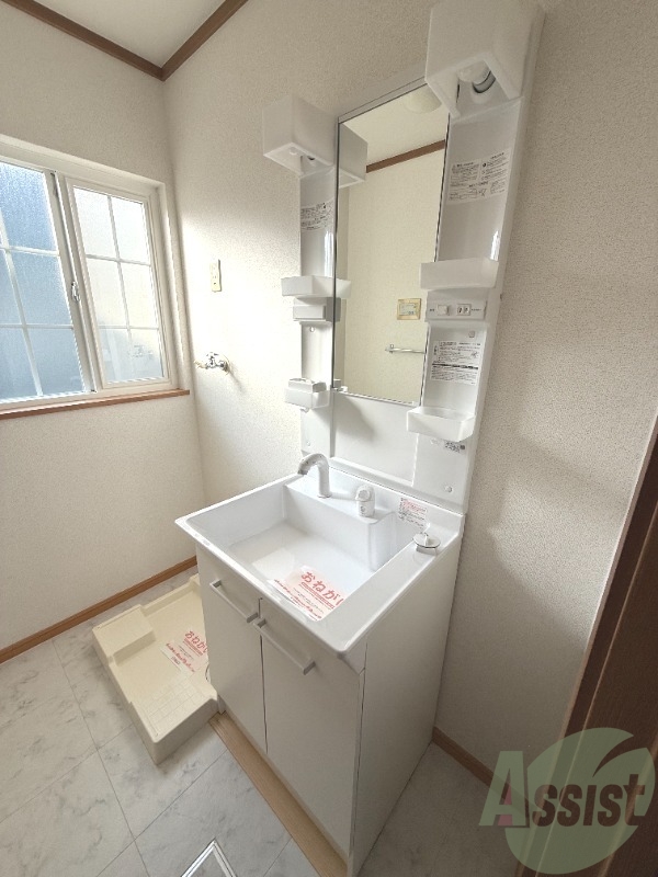 洗面設備　洗面台の写真です。朝の準備が捗りますね。