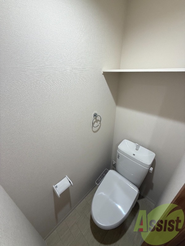トイレ　トイレの写真です。物置きもあるので使いやすそうですね！