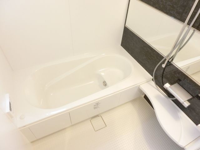 バス・シャワールーム　広いバスルームです