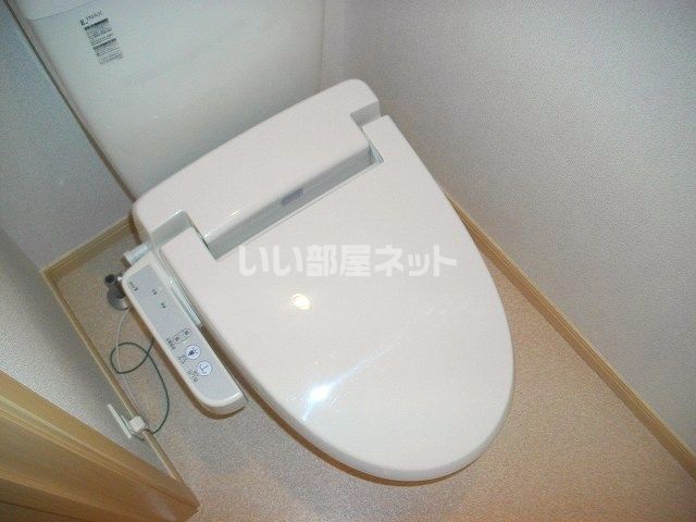 仙台市地下鉄南北線 北仙台駅 バス乗車時間：22分 最寄りバス停で下車 徒歩9分 2階建 築18年のトイレ写真
