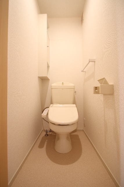トイレ　同タイプ別室の参考写真です。