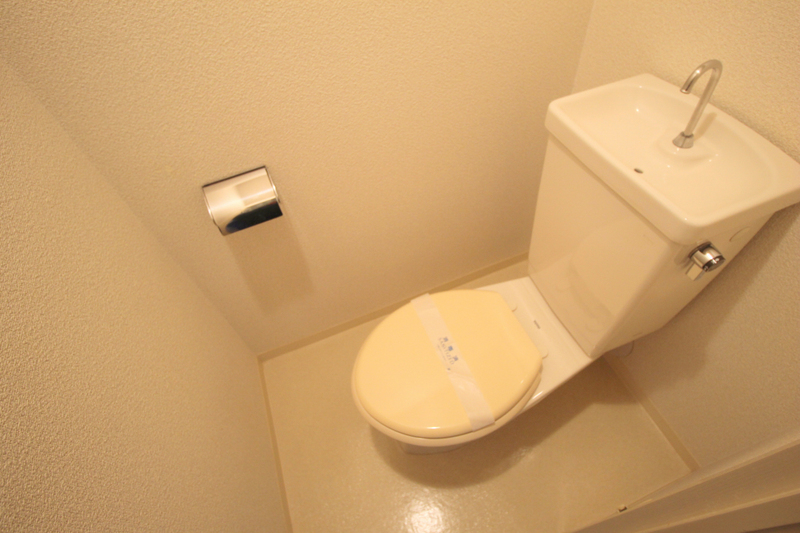 阪急宝塚線 岡町駅 徒歩2分 3階建 築38年のトイレ写真