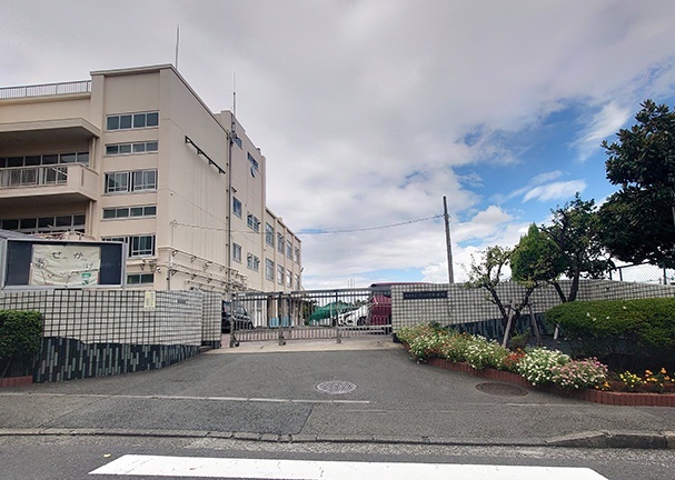 中学校　横浜市立六ツ川中学校（中学校）まで1381m