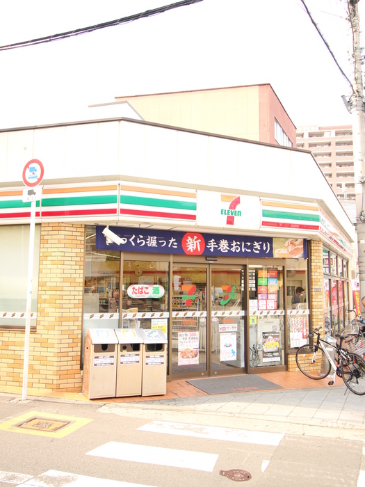 コンビニ　セブンイレブン（コンビニ）まで300m