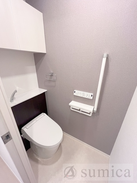 トイレ　人気アイテムの温水洗浄便座。清潔感のあるトイレです。