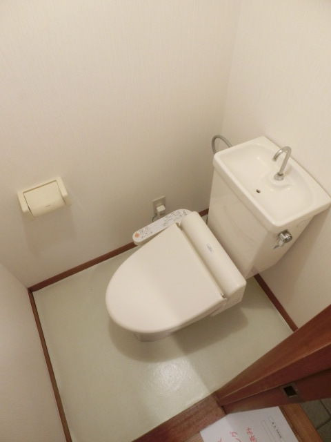 トイレ　落ち着く広さのトイレです。