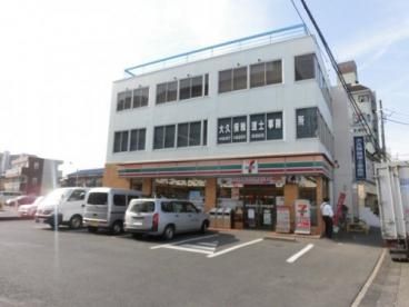 コンビニ　セブンレイブン船橋宮本3丁目店（コンビニ）まで590m