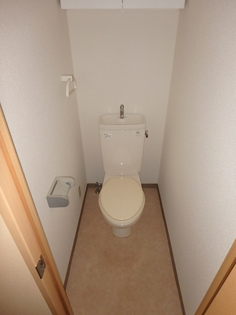 トイレ　上部収納付きのトイレです。
