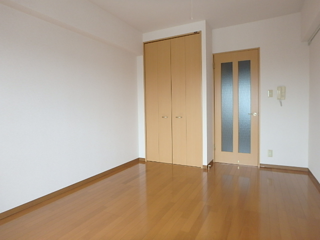 居室・リビング　広いお部屋でレイアウトにも困らないですね。
