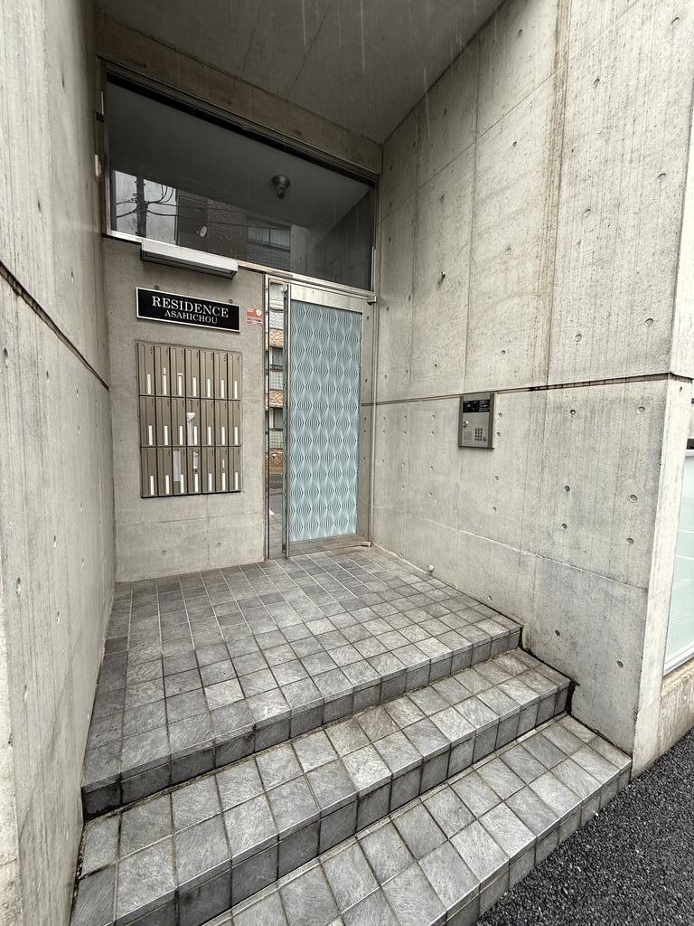 エントランス　オートロックの共用扉で防犯カメラ有！！