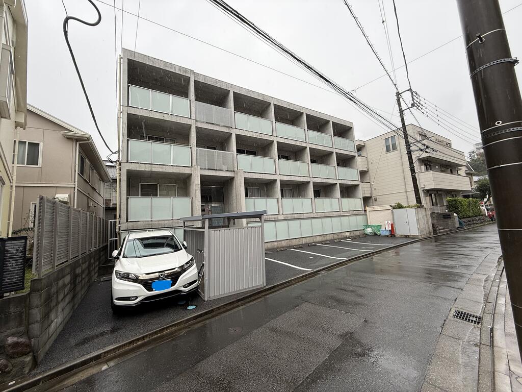建物外観　建物前の駐車場は軽自動車専用（長さ指定有）！