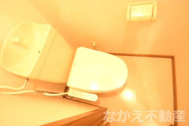 トイレ　落ち着いた色調のトイレです