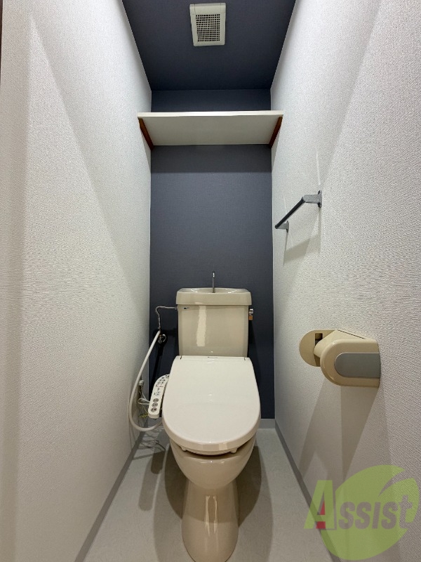 トイレ　落ち着きのあるオシャレなトイレになります。温水洗浄便座です。