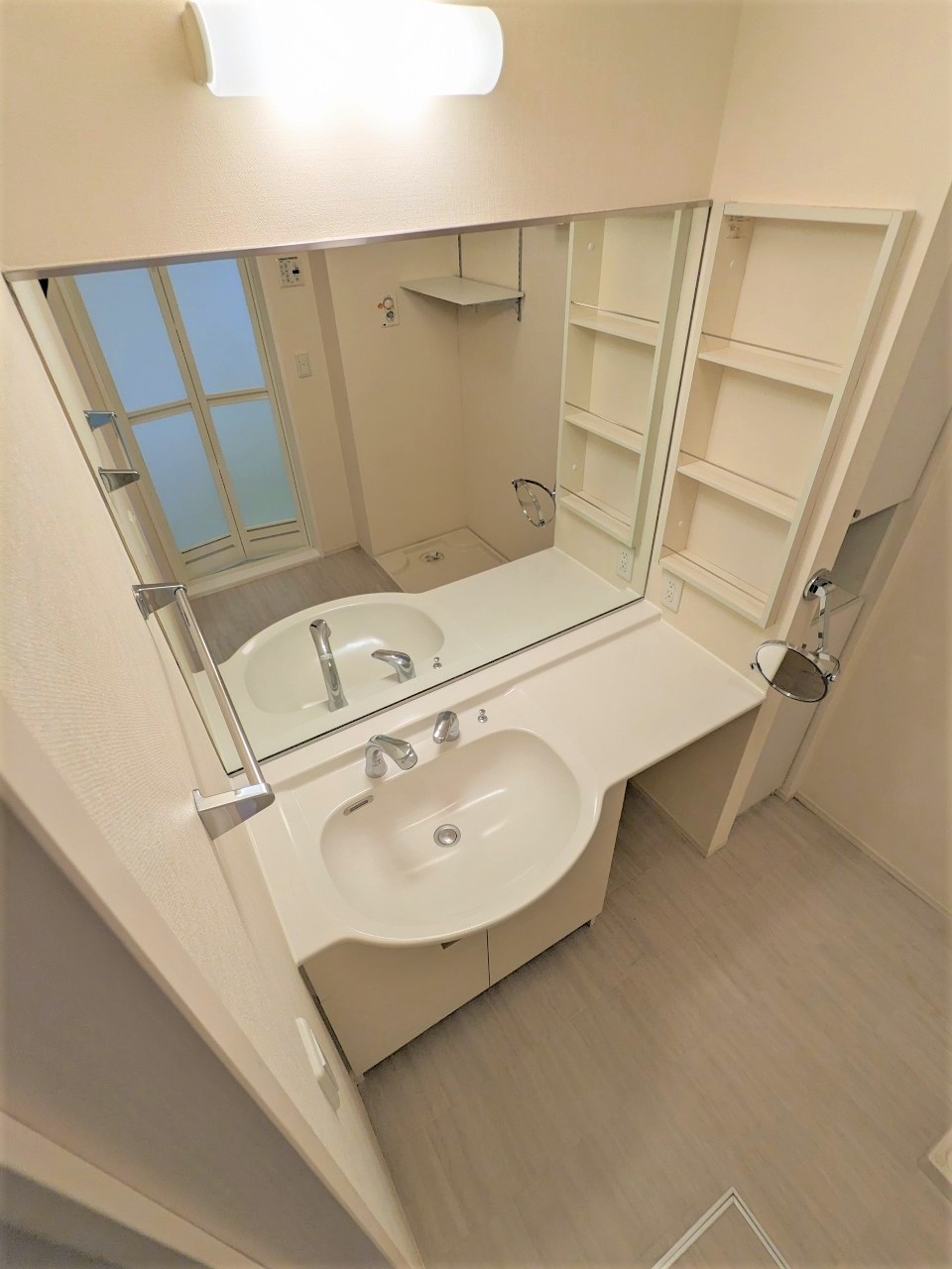 洗面設備　※同物件、別部屋の写真です。