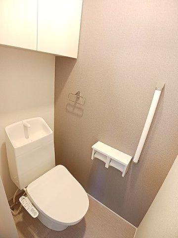 トイレ　落ち着いた色調のトイレです