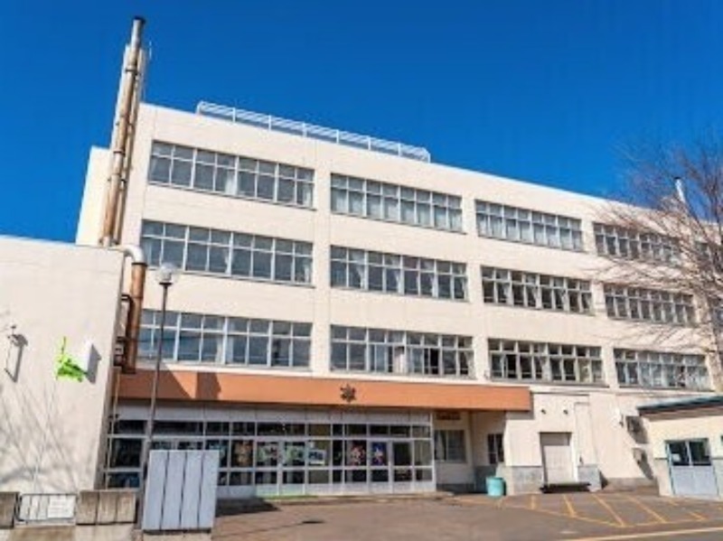 中学校　札幌市立栄南中学校（中学校）まで681m