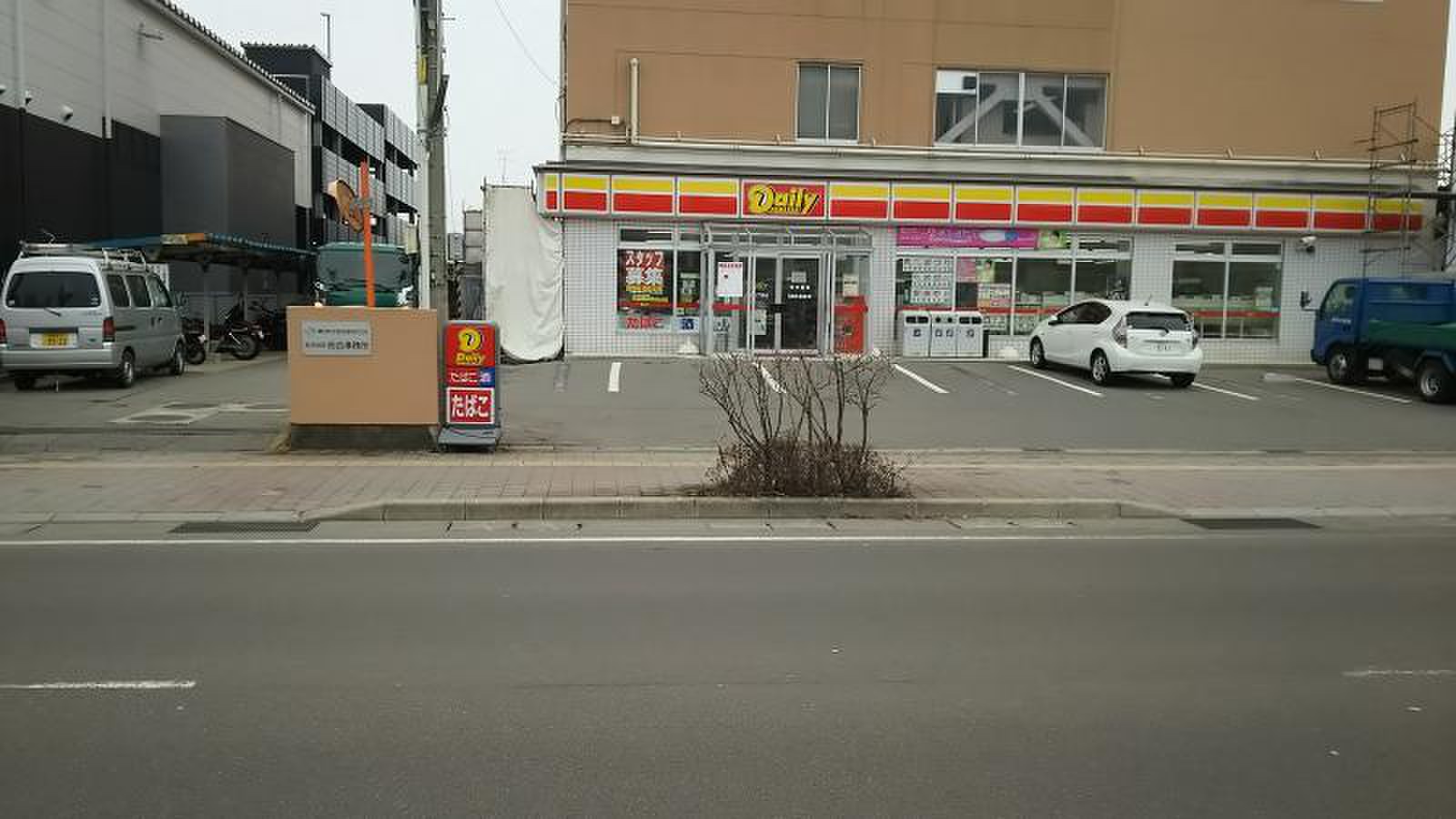 コンビニ　デイリーヤマザキ中通七丁目店（コンビニ）まで377m