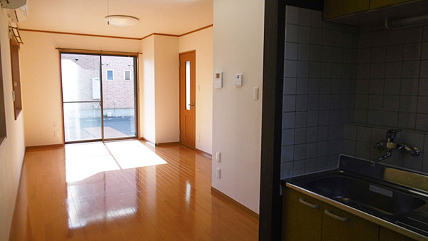 ＪＲ高崎線 熊谷駅 バス乗車時間：25分 最寄りバス停で下車 徒歩7分 2階建 築23年の居間写真