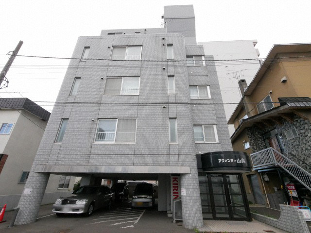 札幌市中央区南十六条西のマンションの建物外観