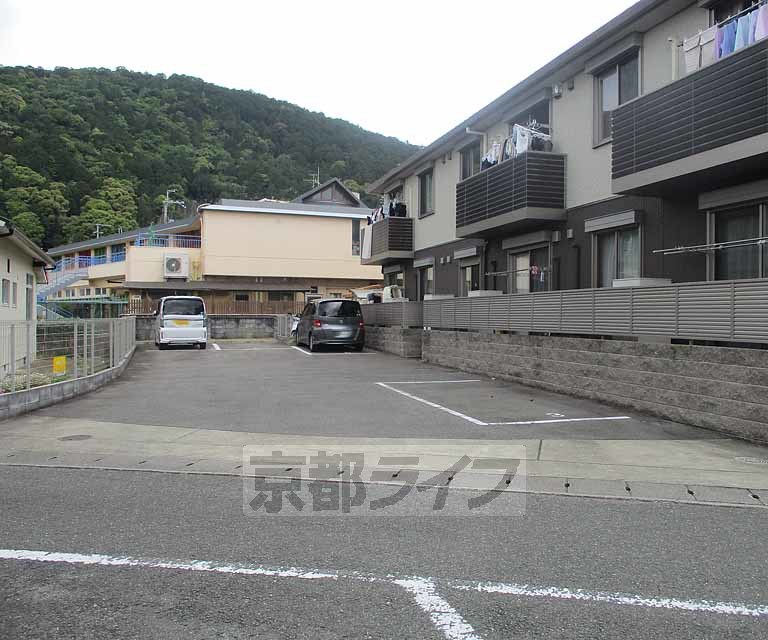 【京都市西京区嵐山谷ケ辻子町のアパートの駐車場】