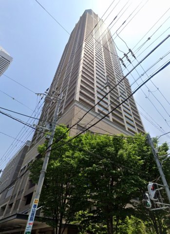 【クロスタワー大阪ベイの建物外観】