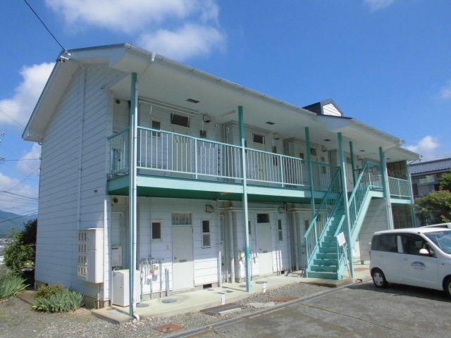 上田市神畑のアパートの建物外観