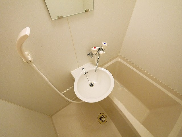 その他設備　お風呂には洗面台もついてます。