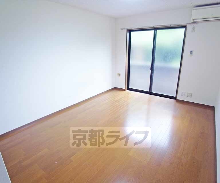 居室・リビング　落ち着いた雰囲気のお部屋です