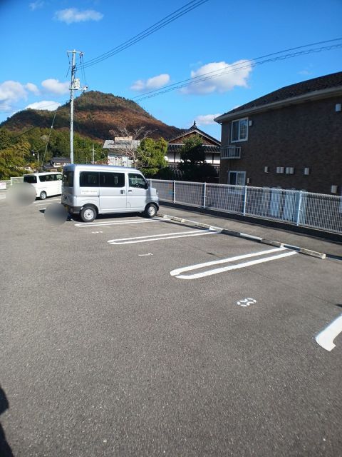 【広島市東区福田のアパートの駐車場】