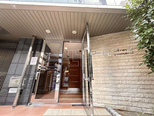 【ジュネーゼグラン上本町のエントランス】