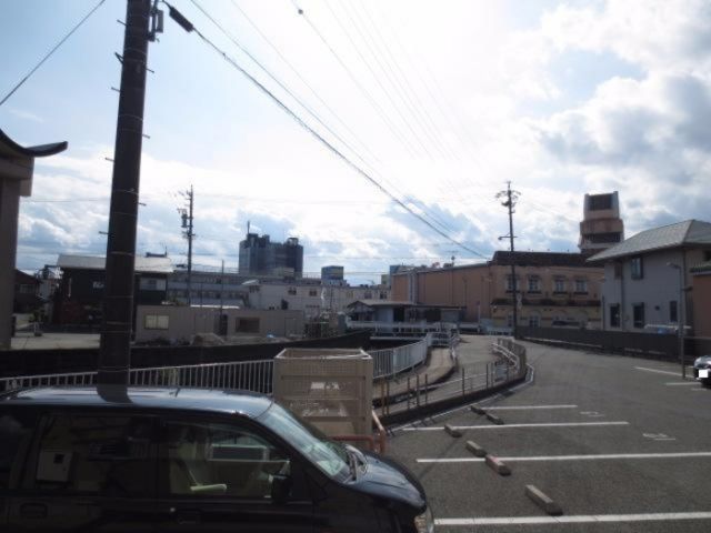 【松阪市駅部田町のアパートの駐車場】