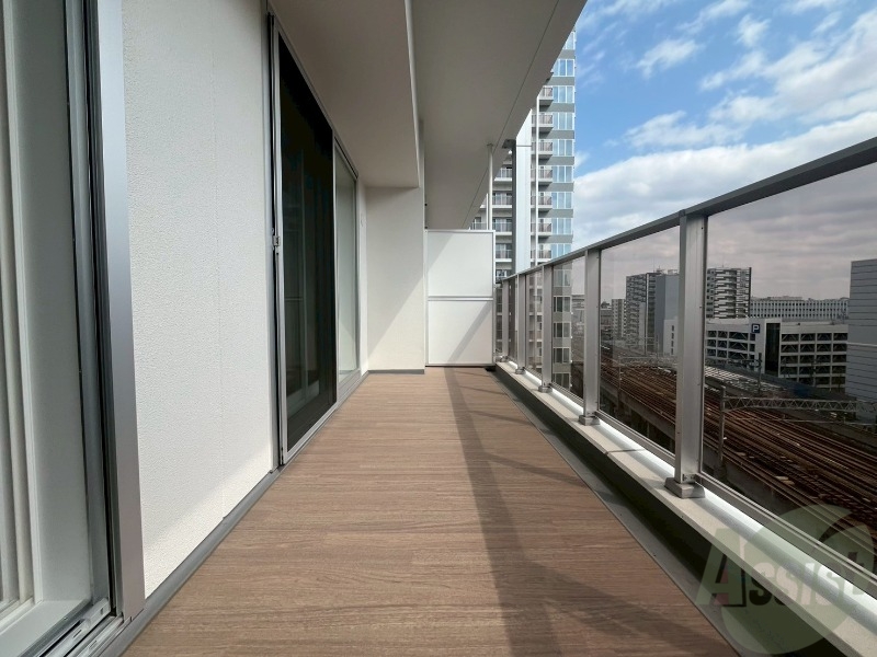 バルコニー　バルコニーは幅があり、広い印象を受けました。