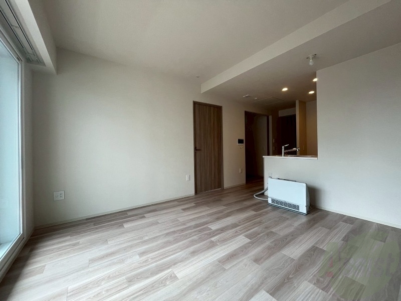 居室・リビング　木目のフローリングは落ち着きのある印象のお部屋になりますね。