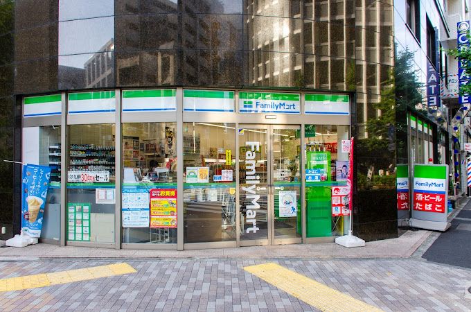 コンビニ　ファミリーマート 神田司町店（コンビニ）まで129m
