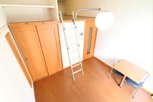 居室・リビング　ロフトタイプは天井が高いので開放的なお部屋となります。