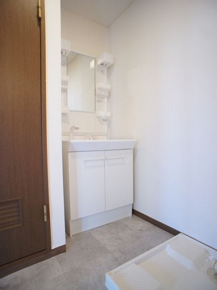 洗面設備　洗面化粧台と洗濯機置き場があります♪