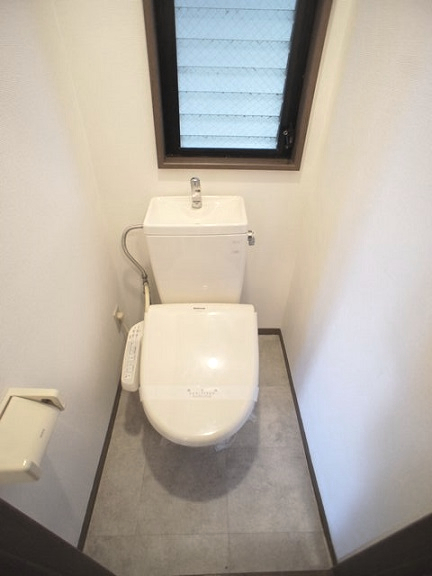 トイレ　温水洗浄暖房便座機能付きです♪
