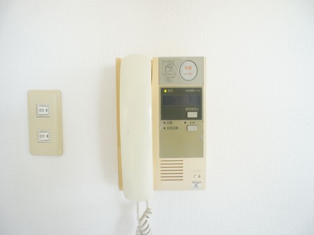 セキュリティ　訪問者の確認ができるドアホン付きです♪