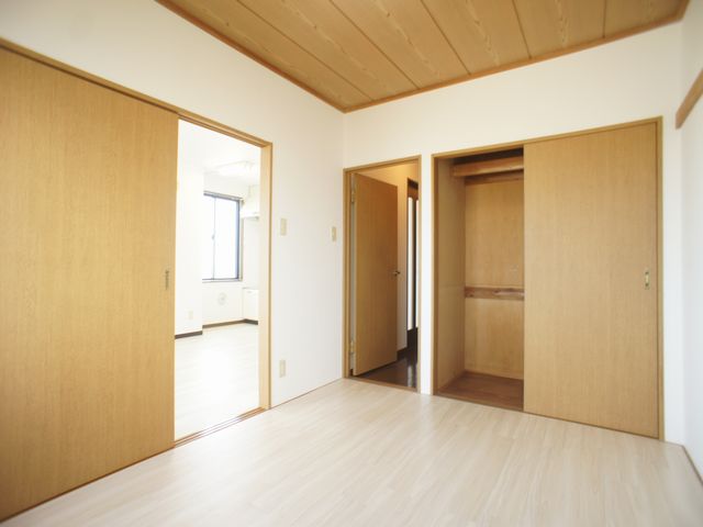 収納　充実収納付き洋間です♪