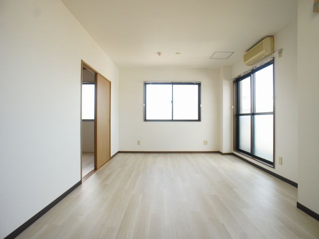 居室・リビング　お子様の様子を見ながらお料理できるオープンキッチンです♪