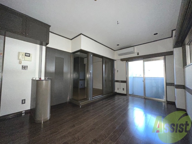 居室・リビング　お部屋もかなり広く、築年数を感じさせないお部屋ですね