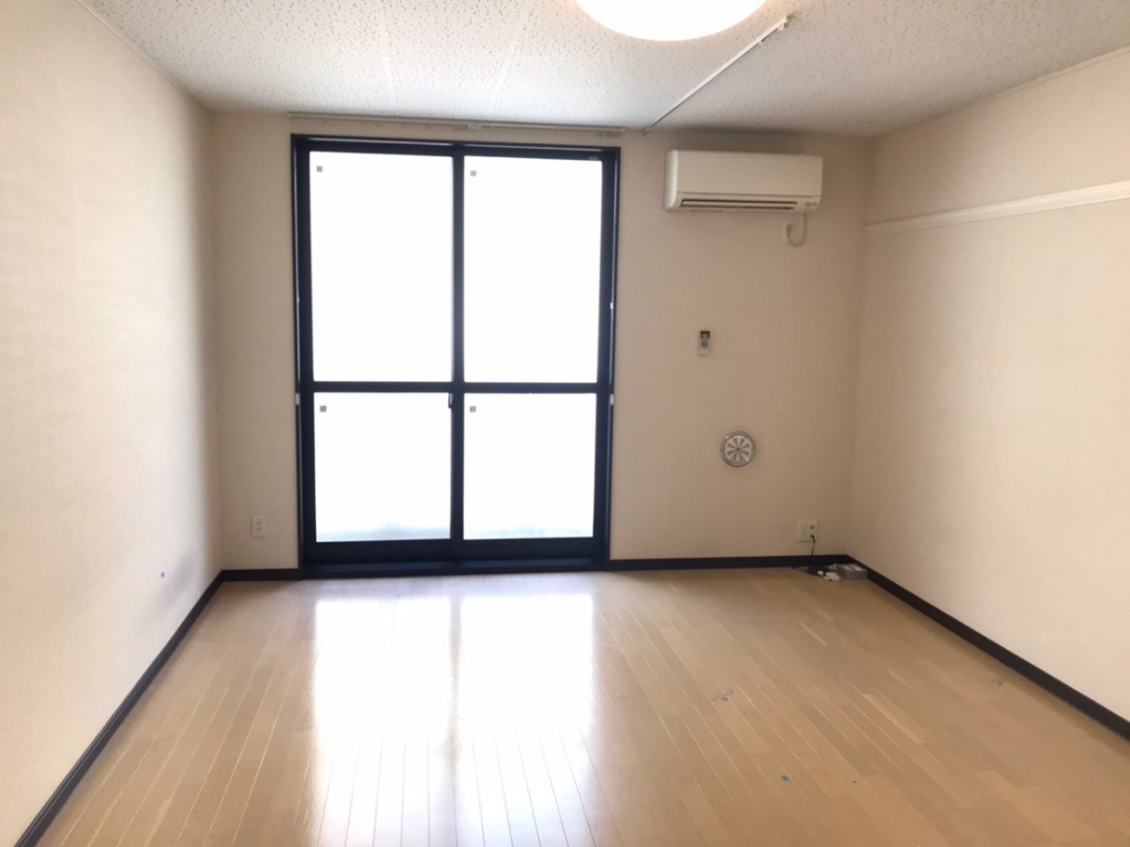 居室・リビング　家電・家具無し。同タイプの物件写真となります。