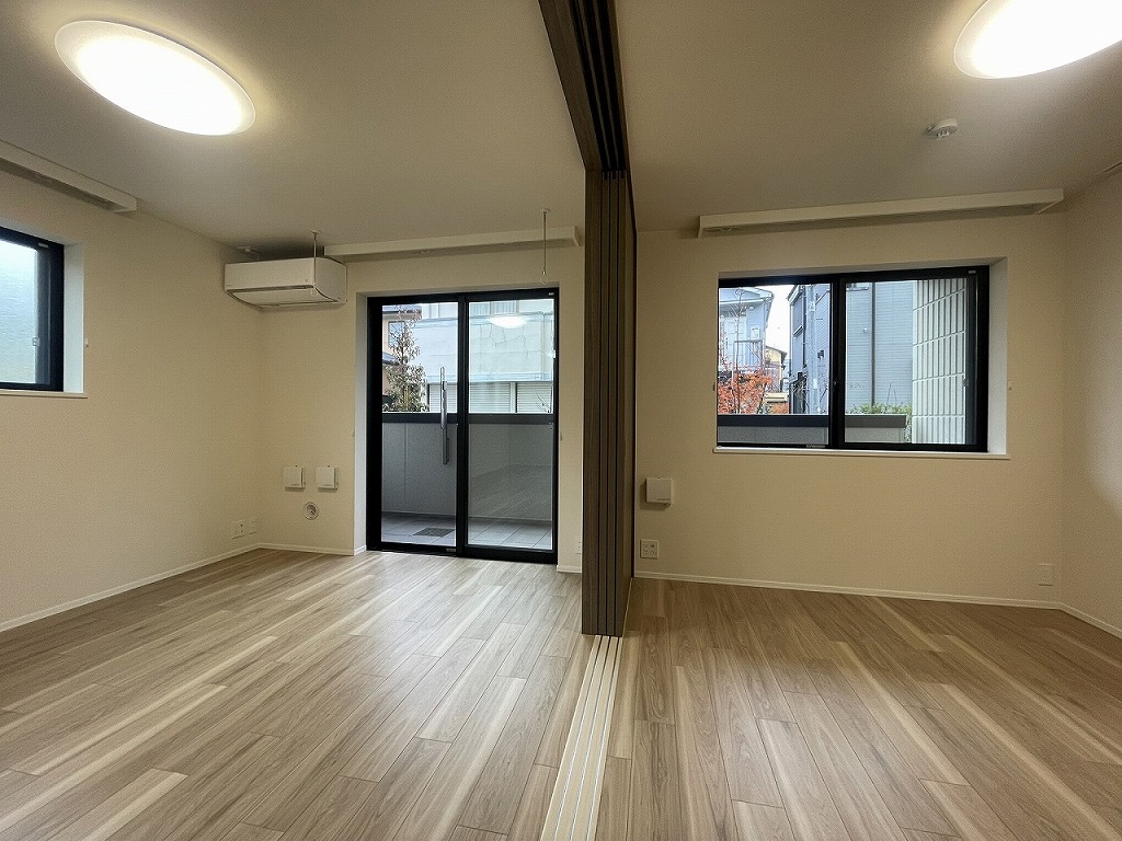 居室・リビング　※写真は同間取り別部屋のものです