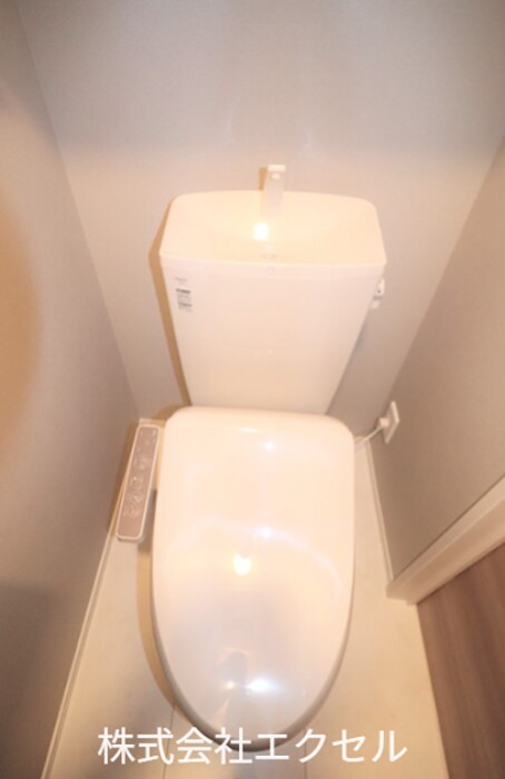 トイレ　嬉しい温水洗浄便座完備です。