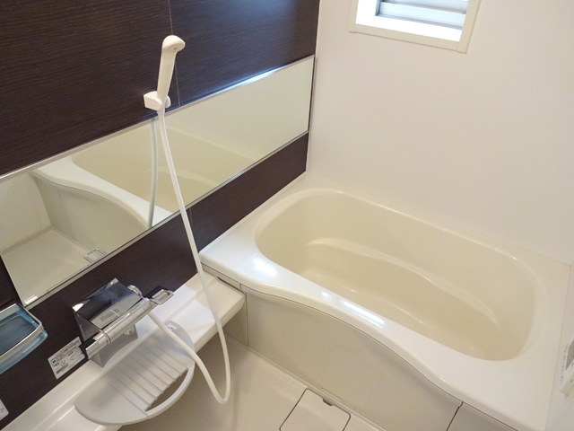 バス・シャワールーム　★窓★追い焚き機能付き★