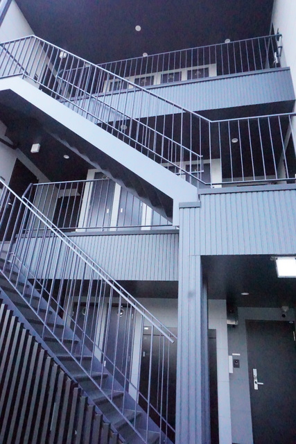 エントランス　スタイリッシュな階段です☆