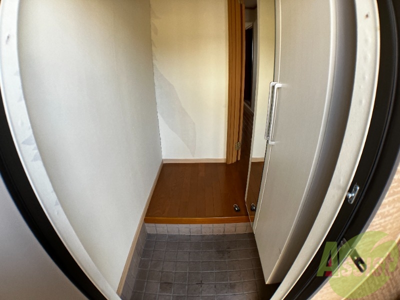 玄関　玄関から撮ってみました！すぐ室内が見えないのは安心ですね！