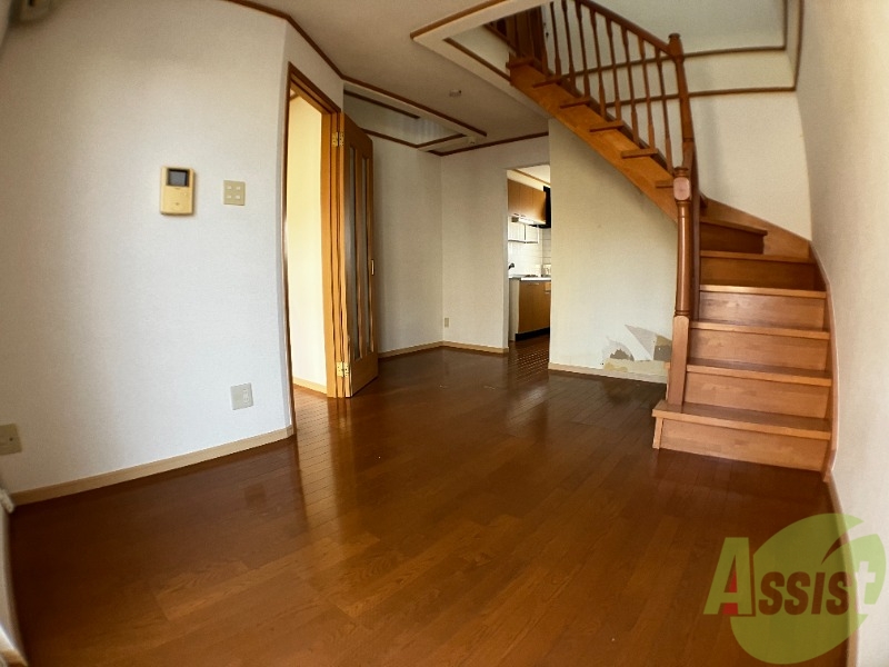 居室・リビング　ＬＤＫをテラス側から撮ってみました！階段がお洒落！