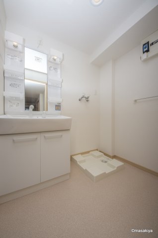 洗面設備　洗面・脱衣　シャンプードレッサー付き。